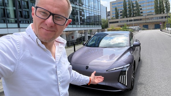 Forthing S7 REEV – bardzo ciekawy samochód, ale raczej będzie rzadkością na drogach. Ma się rozumieć, importowany na podstawie dopuszczeń krótkoseryjnych. Nie dałbym głowy, że za kilka lat da się go w Polsce naprawić łatwo i szybko
