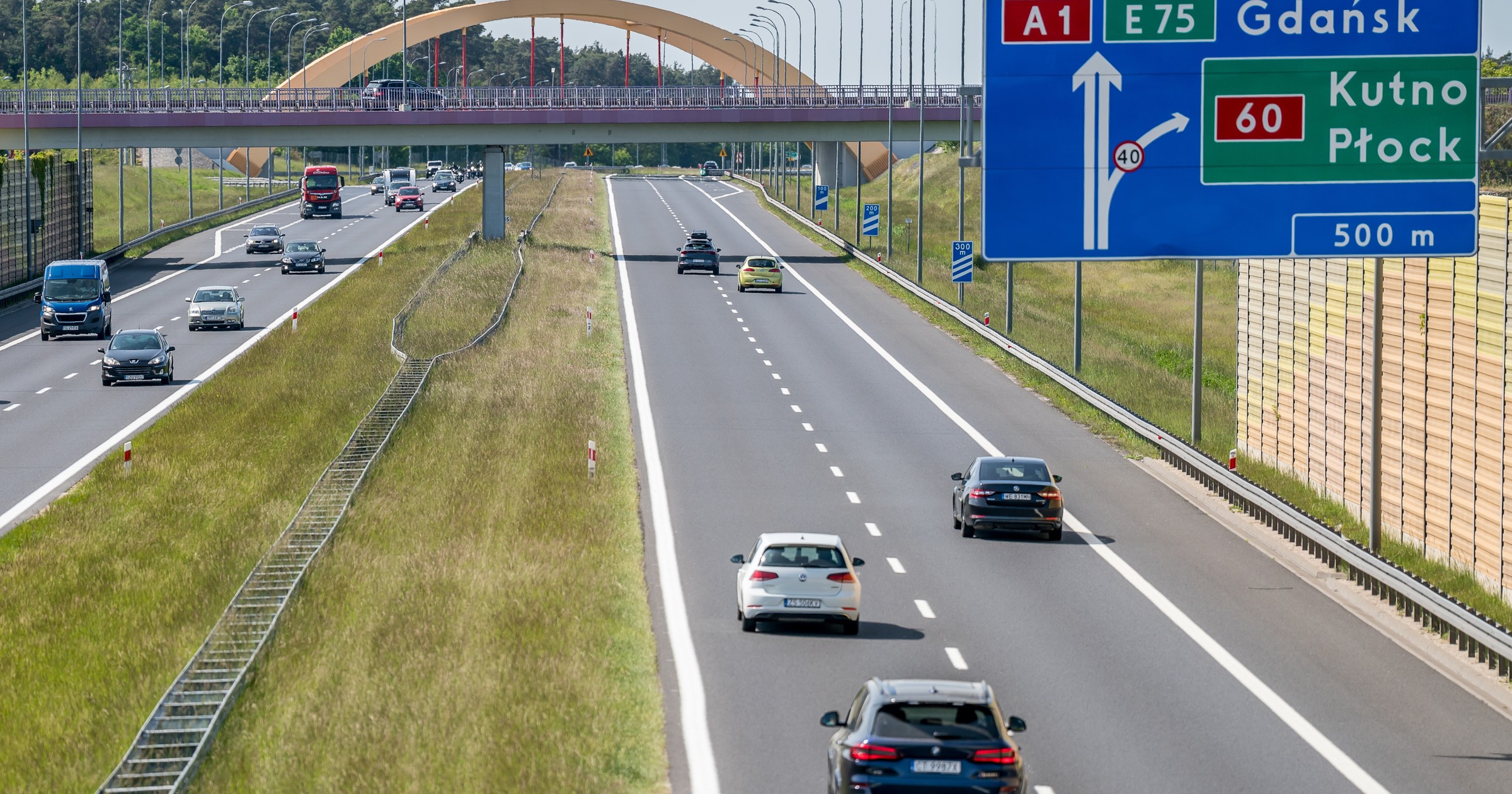 Wyprzedzanie na autostradzie prawym pasem. Przepisy są w tej kwestii jasne