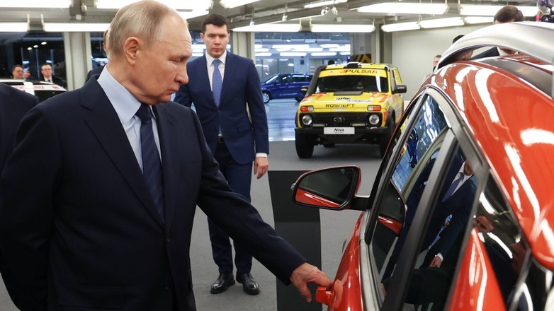 Władimir Putin, prezydent Rosji, ogląda samochód Łada Iskra podczas wizyty w fabryce samochodów AwtoWAZ w Toljatti w obwodzie samarskim, 28 stycznia 2025 r.
