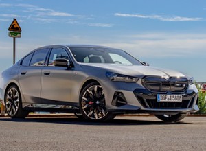 Jeździłem nową serią 5. Pozwala puścić kierownicę i grać na ekranie, ale nadal jest prawdziwym BMW