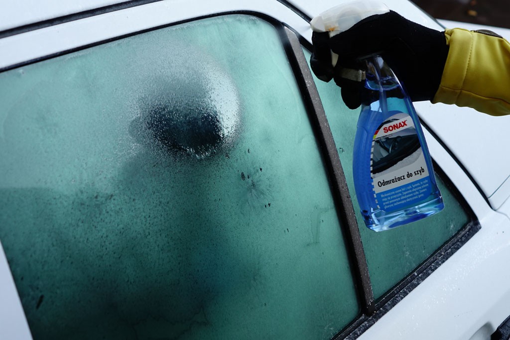 Usuwanie szronu odmrażaczem do szyb
