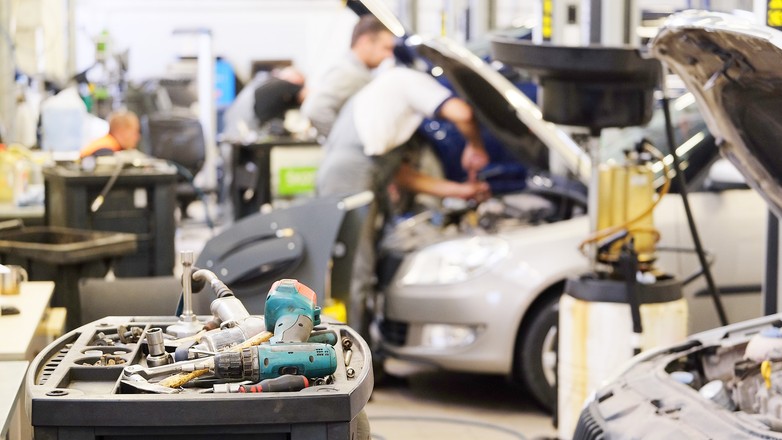 Nowoczesne auta psują się bardzo drogo. Fachowiec tłumaczy, dlaczego tak jest
