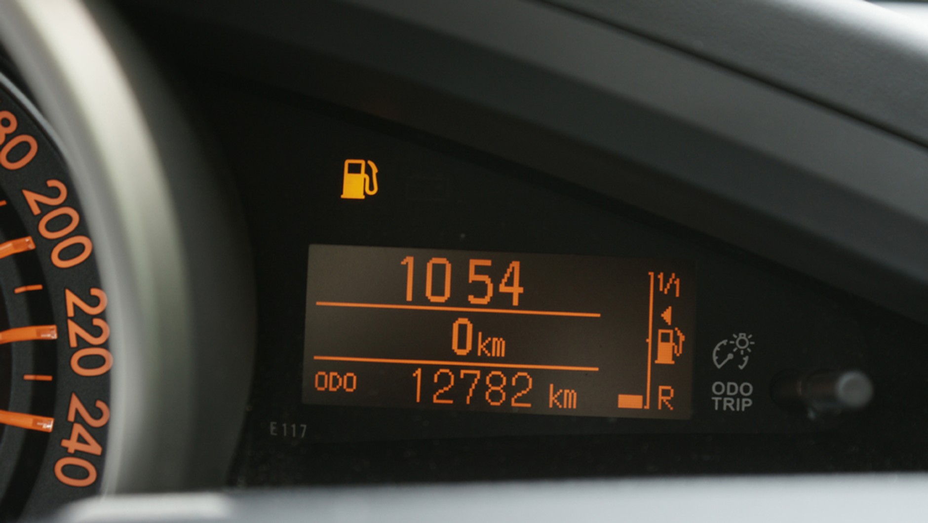 Ile kilometrów przejedziesz na rezerwie? Sprawdziliśmy jak kłamią wskaźniki zasięgu i dlaczego?