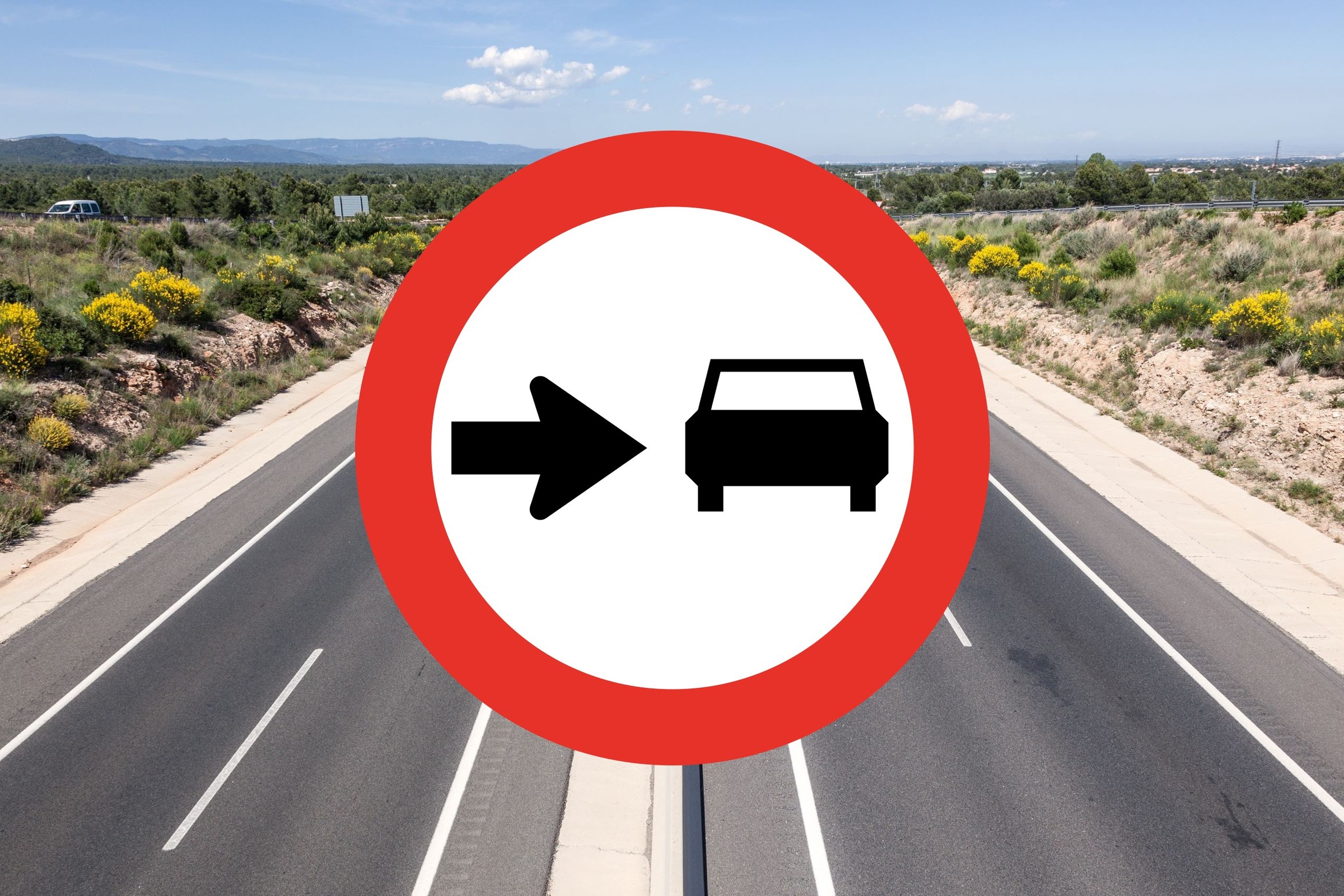 Znak z czarną strzałką w prawo przypomina kierowcy istotną rzecz. Jest potrzebny w Ameryce, ale nie u nas