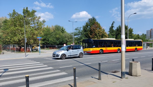Czy na pasie kierunkowym trzeba włączać kierunkowskaz?