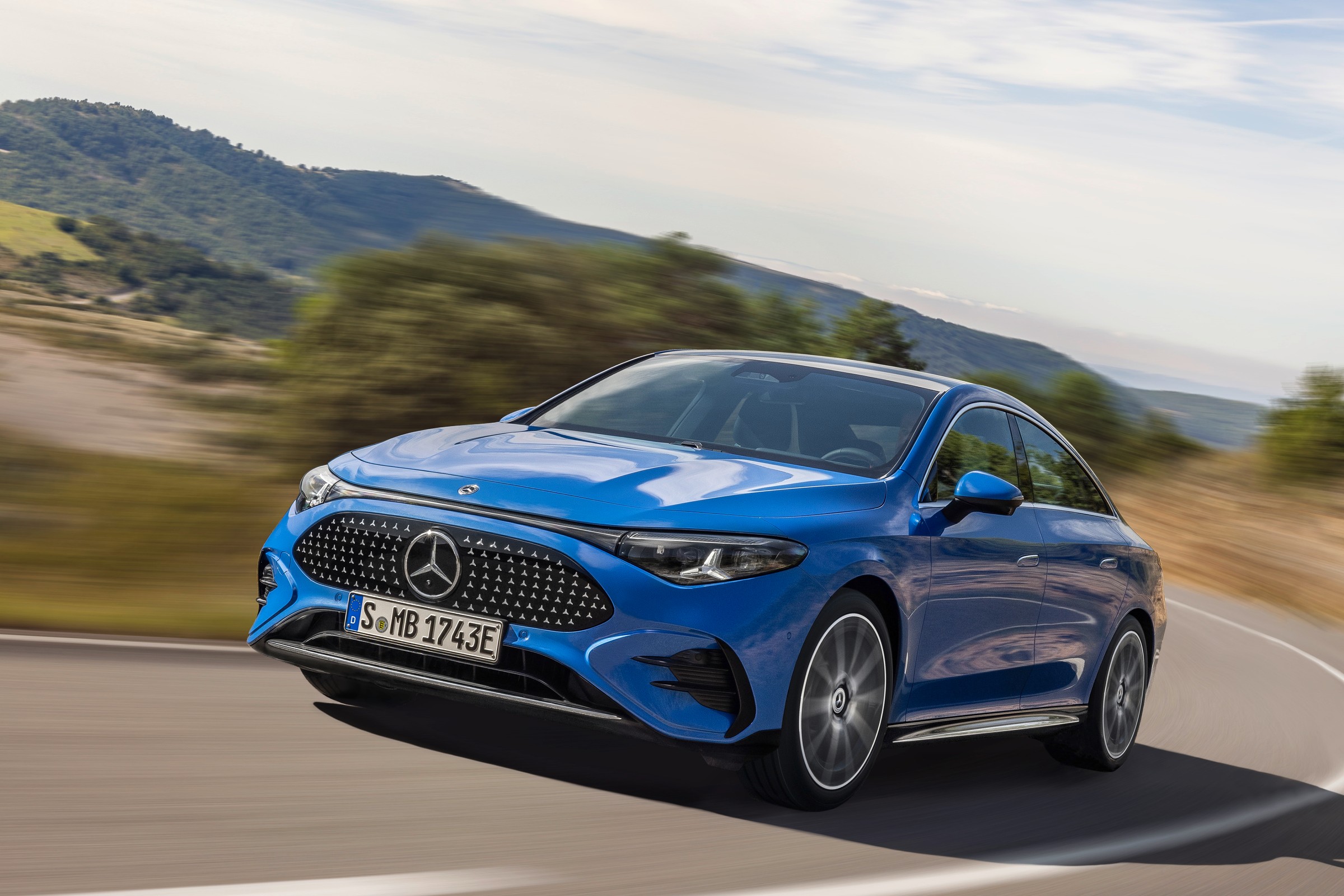 Nowy Mercedes CLA ma polskie ceny. I wersji elektrycznych, i hybrydowych z 1.5 l