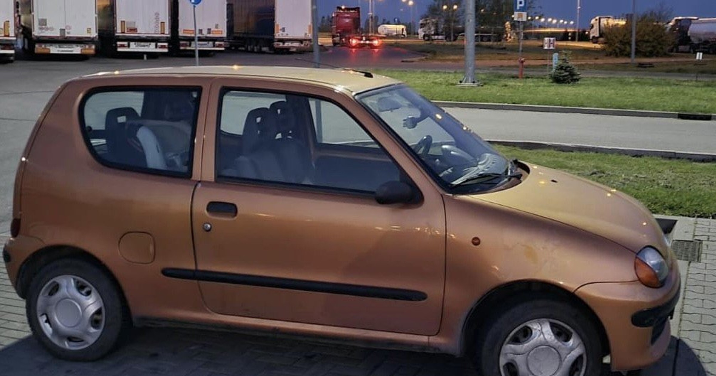 Jechał Seicento pod prąd. Przed policjantami udawał, że... nie ma go za kierownicą