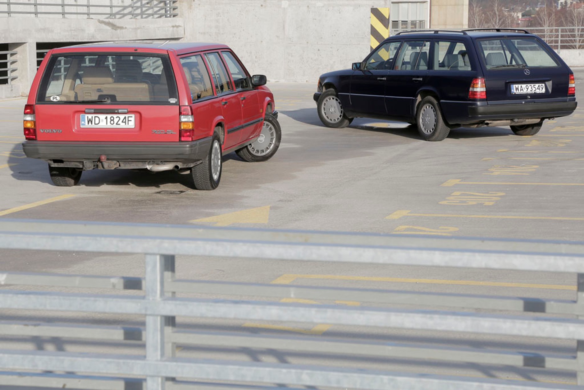 Mercedes S124 kontra Volvo 740 kombi - który klasyk będzie lepszy na co dzień