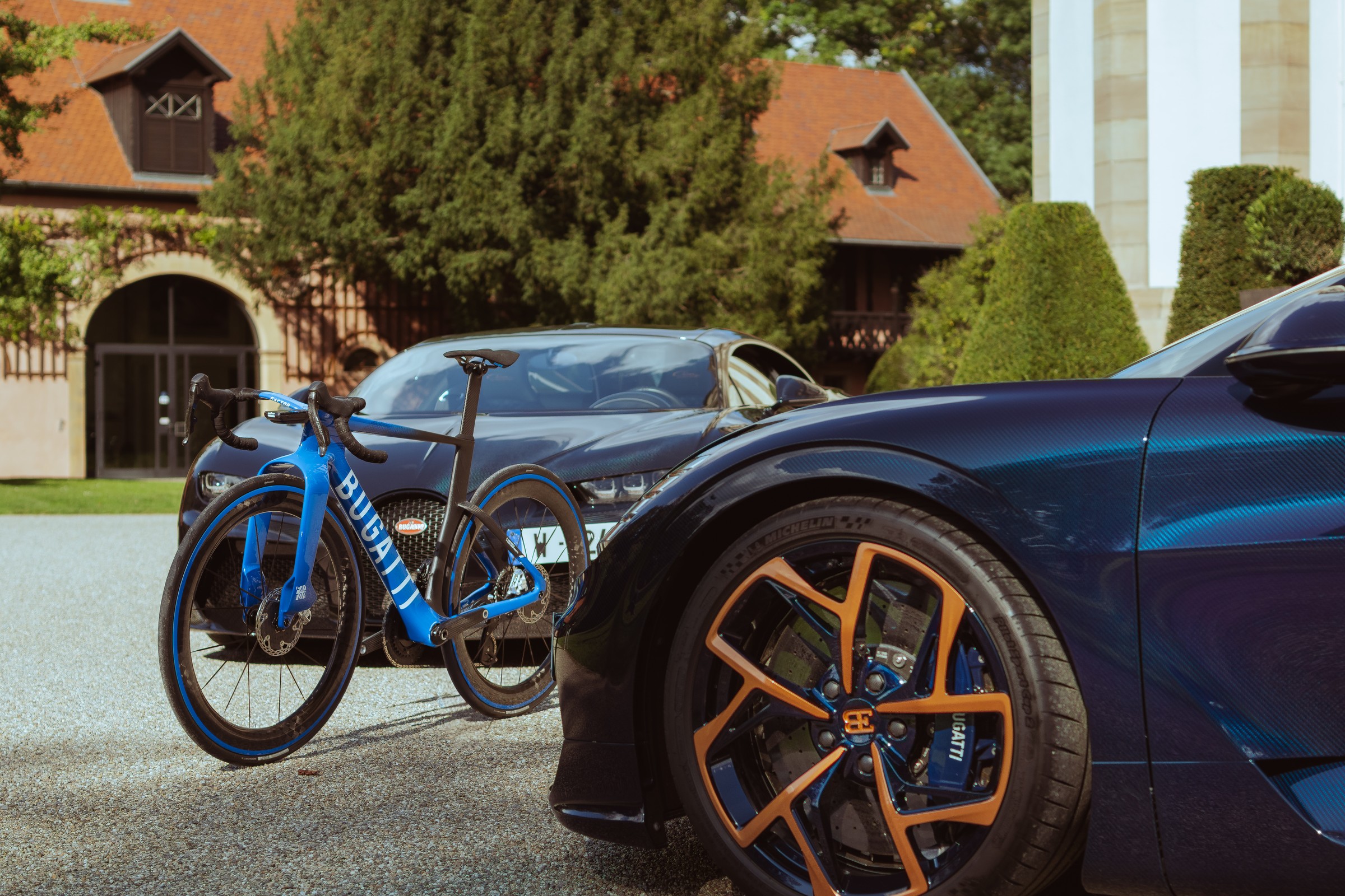 Do tej pory nie było cię stać na Bugatti. Dziś kupisz nowe w cenie lekko używanej Toyoty Corolli