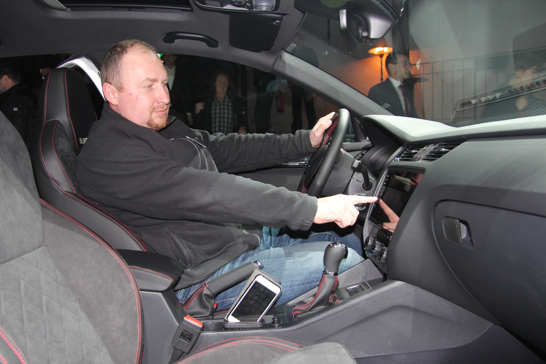 Na połyskliwym ekranie radia Columbus pojawia sie sporo śladów po palcach - Skoda Octavia III FL