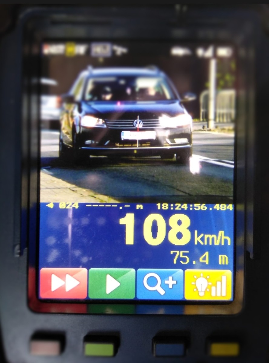 Obraz pochodzący z serwisu https://raciborz.policja.gov.pl/k20/informacje/wiadomosci/383222,Stracil-prawo-jazdy-bo-jechal-zdecydowanie-za-szybko.html