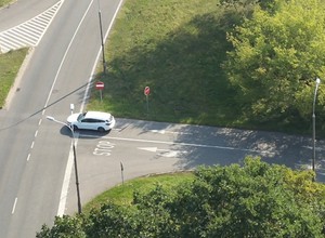 Policjanci przeprowadzili nietypową akcję. Mandatami sypali "z nieba" [WIDEO]