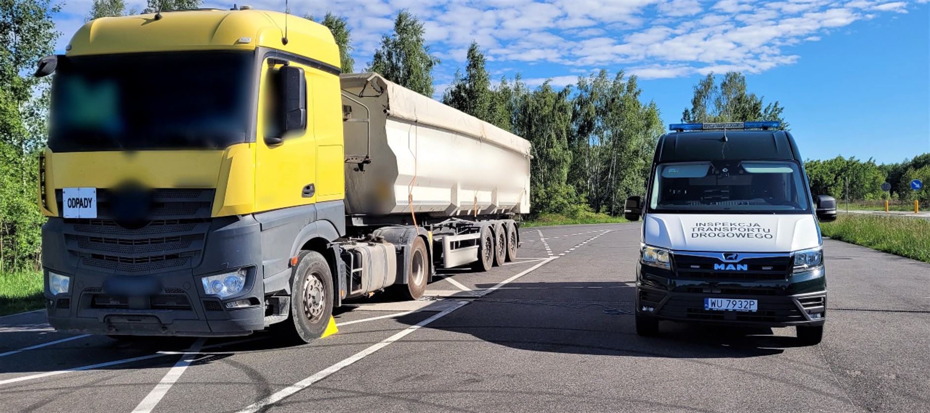 Zestaw ciężarowy z przewożonymi odpadami (gruzem budowlanym) ważył 50 ton zamiast przepisowych 40 t. Znaczne przekroczenie dopuszczalnej masy całkowitej zespołu pojazdów spowodowało duże przeciążenie nacisków grupy osi naczepy – wywrotki. Przeładowaną ciężarówkę zatrzymał do kontroli patrol mazowieckiej Inspekcji Transportu Drogowego z Radomia