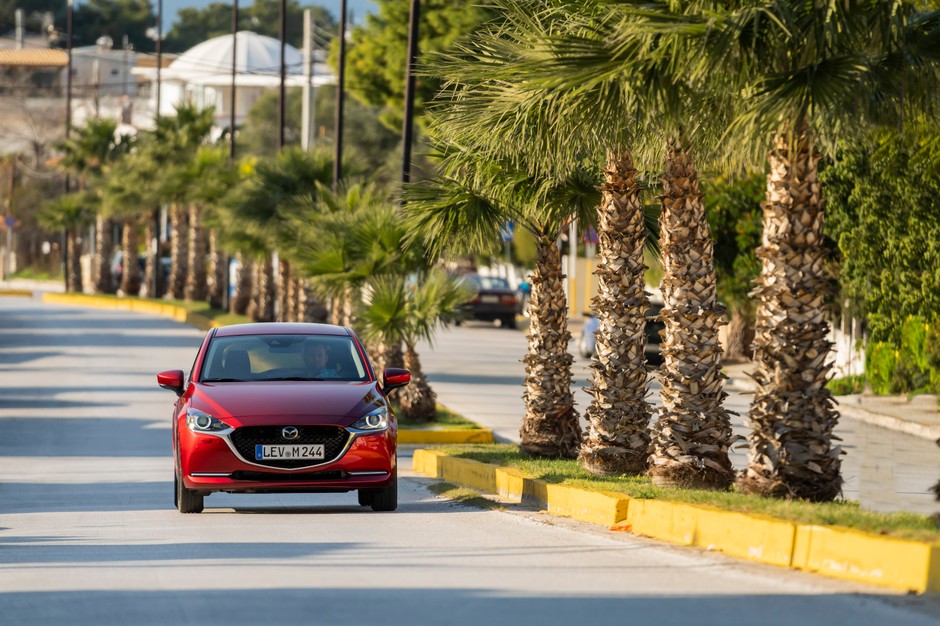 Mazda 2 – poprawiony wygląd i wyposażenie