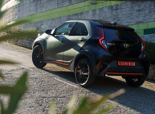 Jeździliśmy Toyotą Aygo X po Barcelonie. Teraz to modny mieszczuch o wysokich aspiracjach
