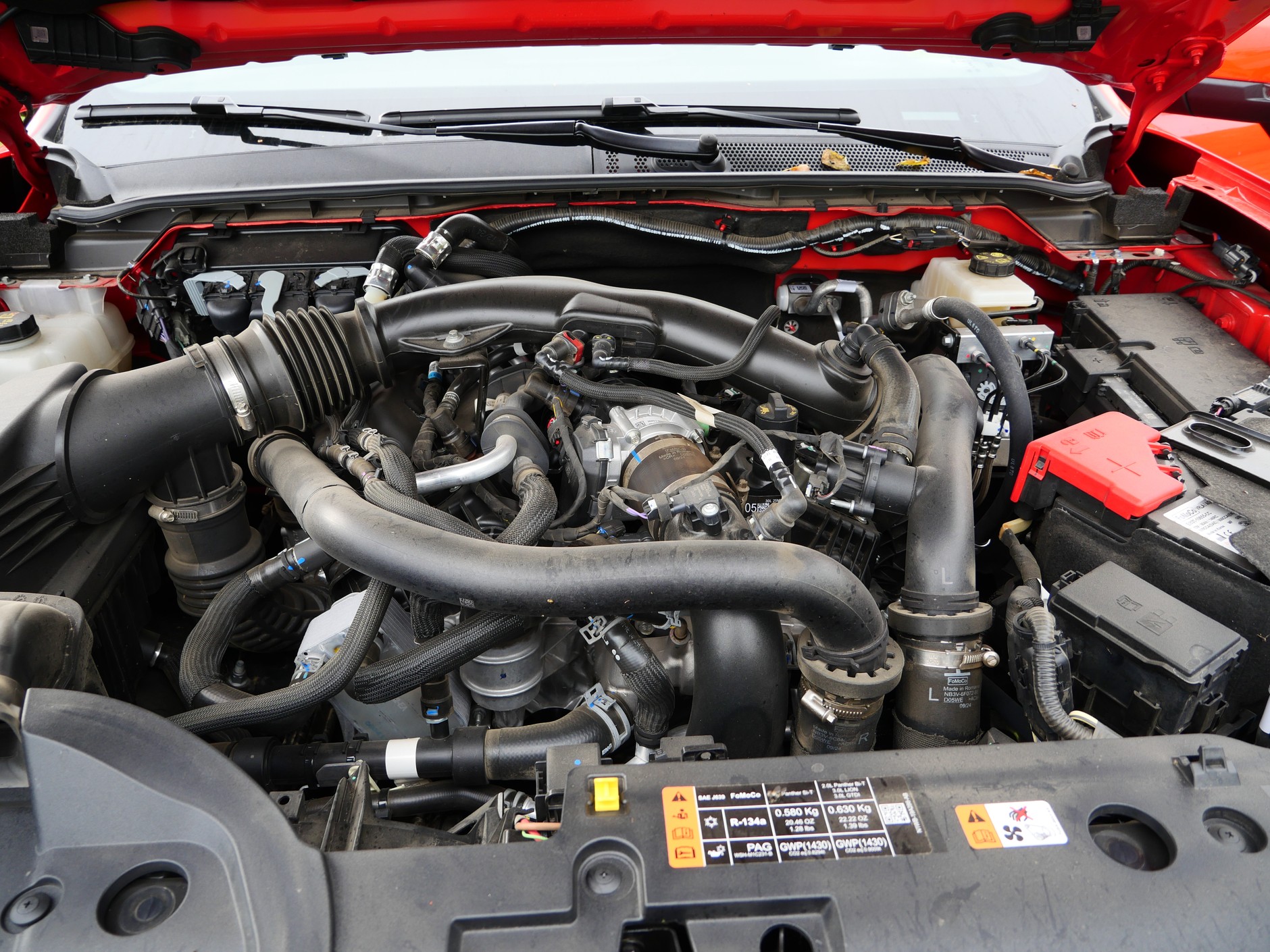 Ford Ranger Raptor: trzylitrowy silnik z podwójnym doładowaniem może nie wygląda ciekawie, ale mocy mu nie brakuje. Apetytu na paliwo też nie. 