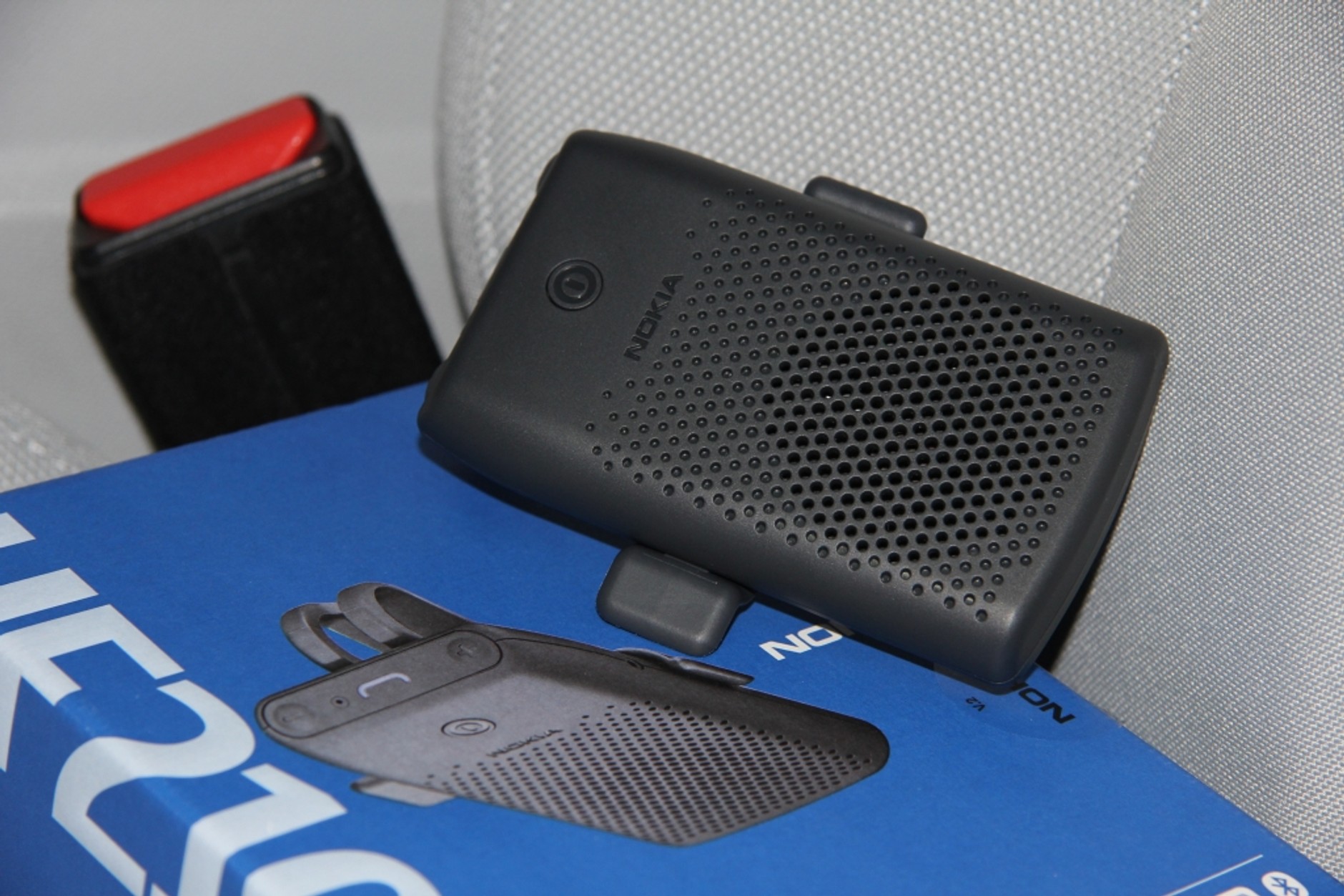 Zestaw głośnomówiący Nokia HF-210 imponuje niewielkimi gabarytami.