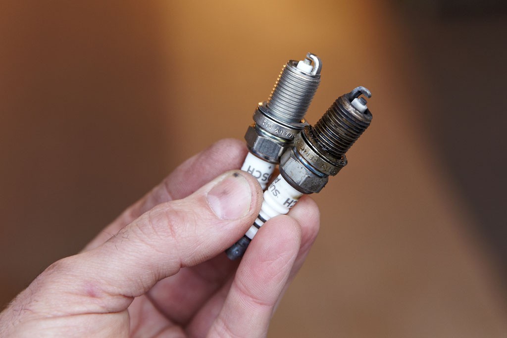 Nowa i zużyta świeca zapłonowa