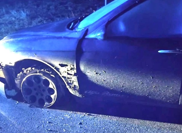 Świętowali egzamin na prawo jazdy. Jechali pijani na samych felgach i uderzyli w słup