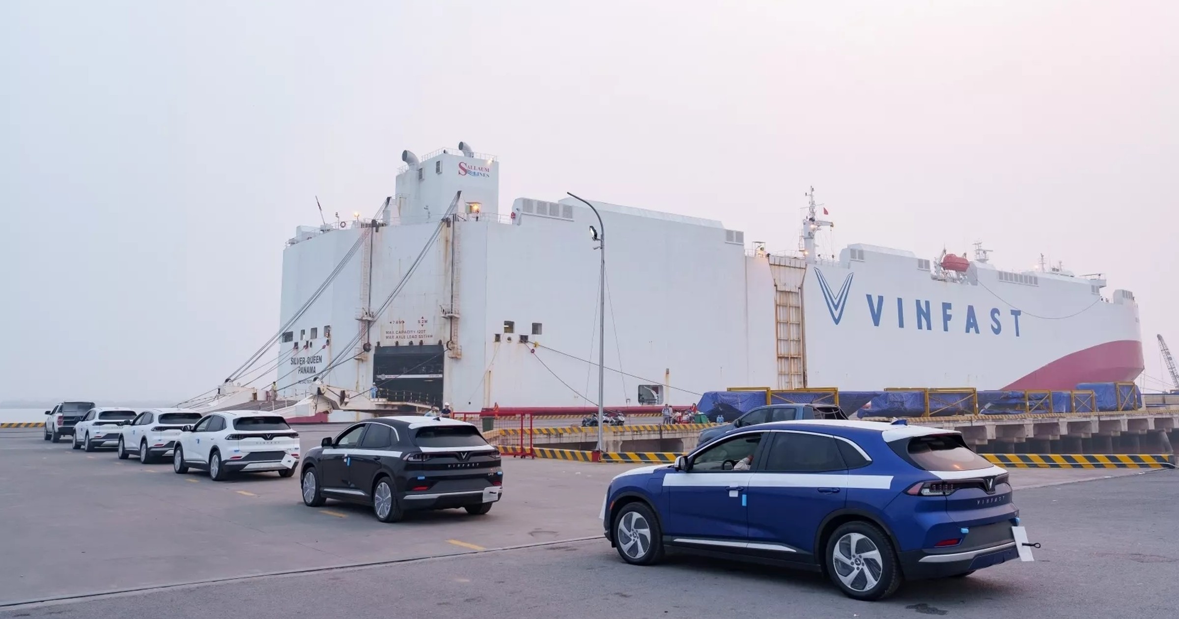 Transport nowych samochodów VinFast promem