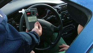 Jechał całą szerokością jezdni. Policjantka wykorzystała odpowiedni moment