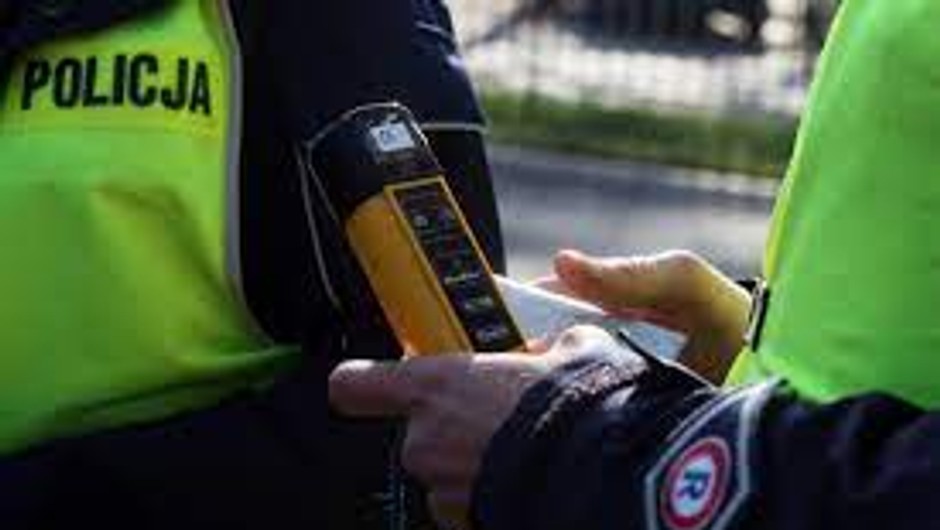 Policjanci dostali zgłoszenie. Kierująca Fordem ledwo siedziała za kierownicą