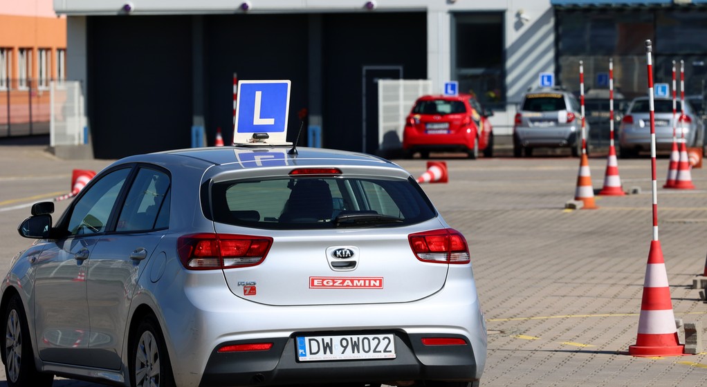 Dziesiątki ośrodków egzaminacyjnych, tysiące aut i... kierowcy kiepsko przygotowani do samodzielnej jazdy. System wymaga reformy.