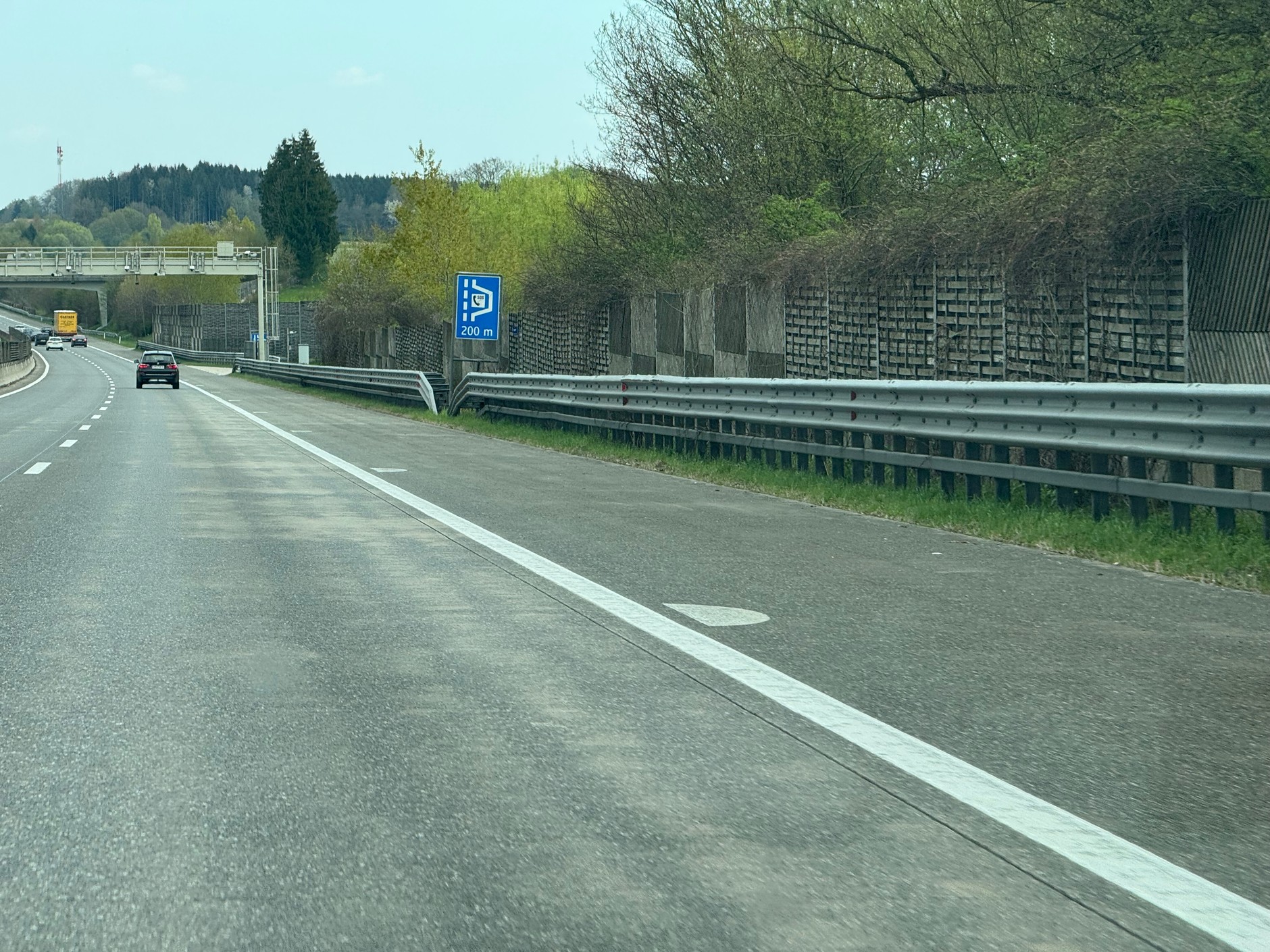 Oznakowanie na drogach Austrii (kropki na drogach), przydatne w przypadku silnej mgły