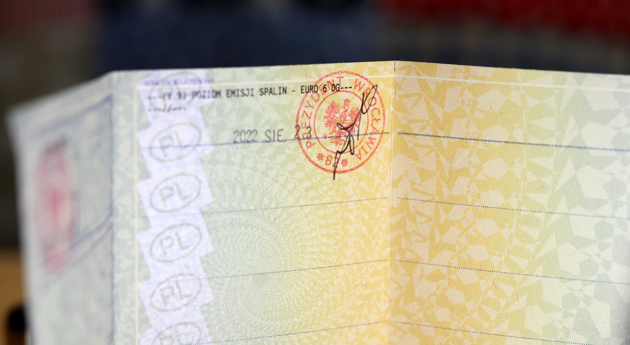 Nie mam miejsca w dowodzie rejestracyjnym na pieczątki przeglądu. Czy można dostać mandat?