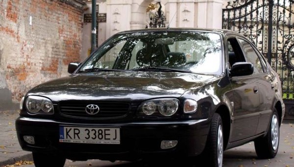 Toyota Corolla 8 (2000-2001): wytrzymała i kontrowersyjna
