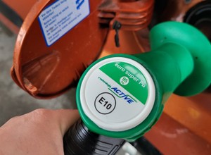 Co w końcu z tą benzyną E10? Mechanicy powiedzieli, do jakich aut nie tankować nowego Pb95