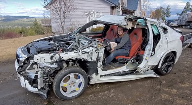 Kompletnie zniszczone BMW X6 M, ale będzie jeździć