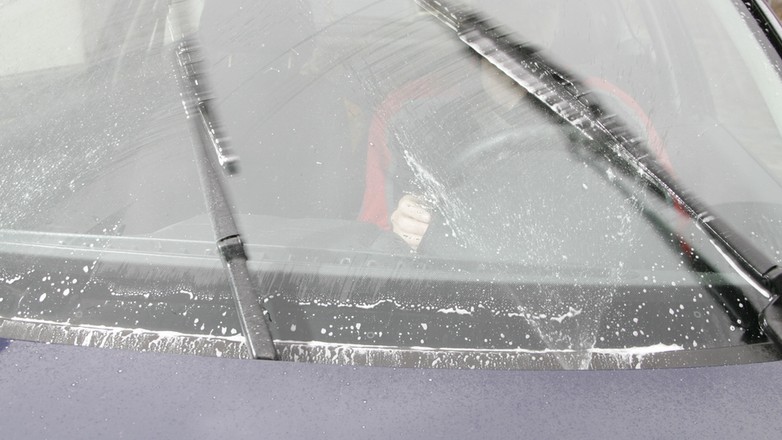 Spryskiwacz szyby to podstawa - nie wolno jeździć wycieraczkami po szybie na sucho.