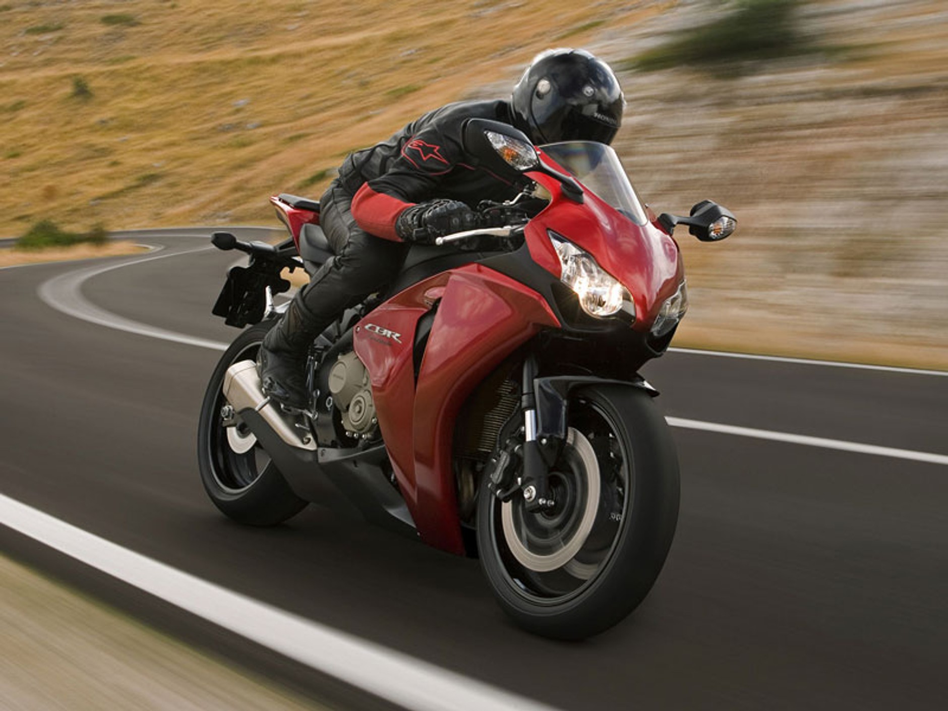 Honda CBR 1000 RR Fireblade 2008: naostrzona żyletka (prezentacja)