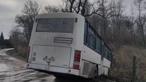 Jeden kierowca autobusu miał ponad pół promila, drugi wpadł w poślizg. Obydwaj wieźli dzieci