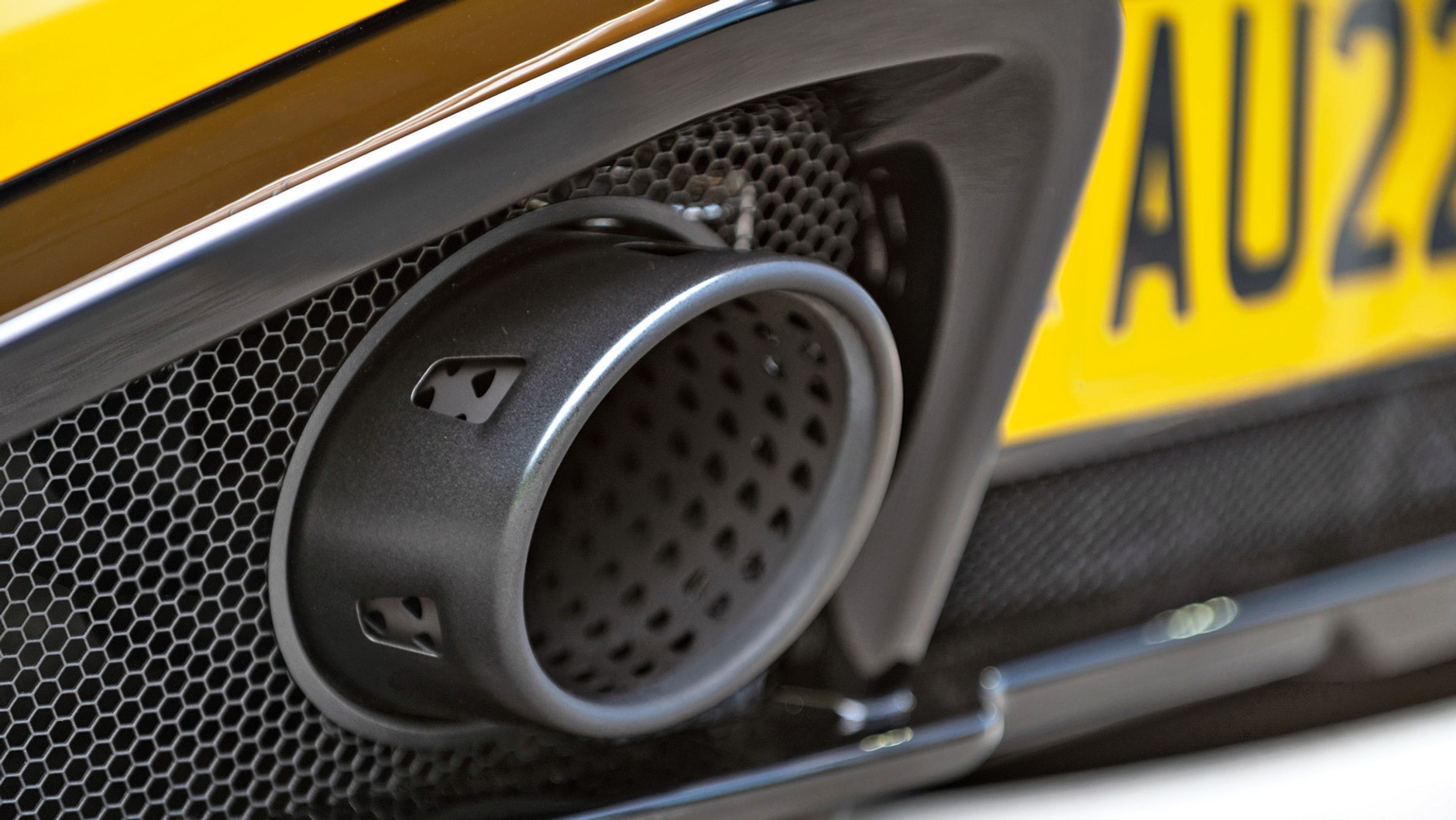 Z potężnych końcówek wydechu brzmi radośnie V6