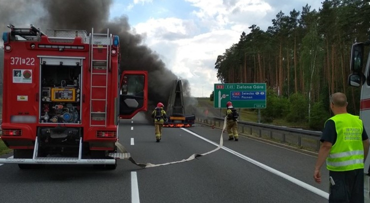 TIR zapalił się na środku drogi. Nietypowa interwencja ITD