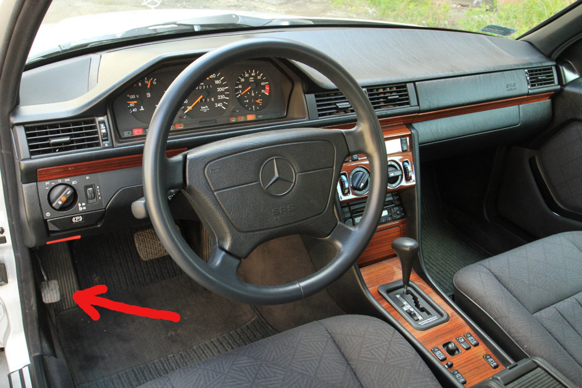 Dodatkowy pedał w Mercedesie W124