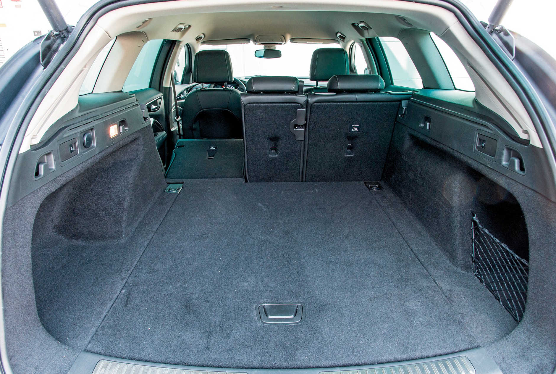 Cztery kombi klasy średniej - Opel Insignia