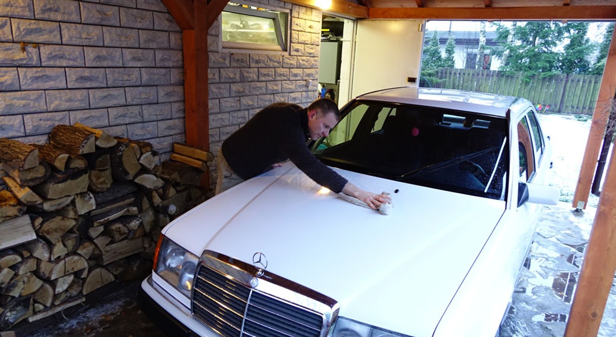 Za mycie auta na własnej posesji może grozić mandat