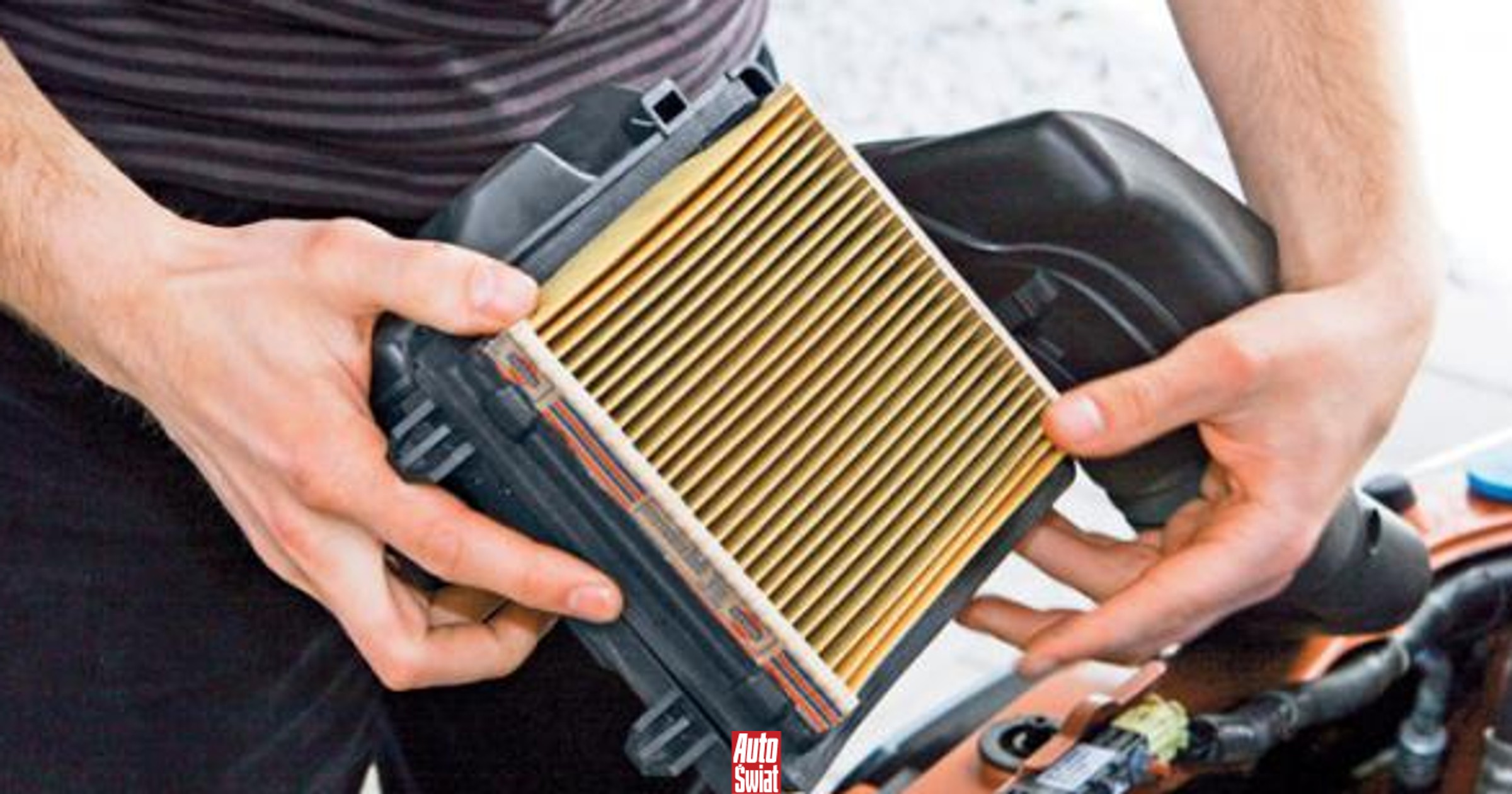 Filtr powietrza kosztuje grosze, a za wymianę w serwisie liczą setki złotych. Jak go wymienić samemu?