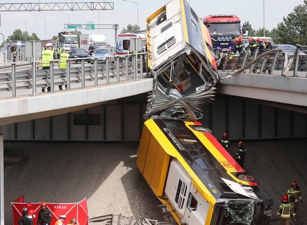 Wiadomo, kto spowodował wypadek na Woli w Warszawie. To kierowca autobusu, który spadł z mostu Grota-Roweckiego