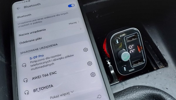 Transmiter FM trzeba sparować z telefonem za pomocą łącza Bluetooth