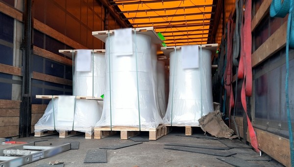 11 ton luźnego ładunku na naczepie TIR-a. Nieodpowiedzialny i leniwy kierowca z Litwy