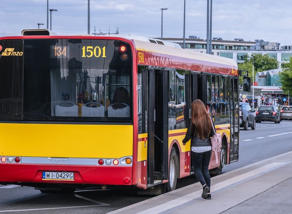 Autobus stoi na przystanku. Zawsze można go ominąć?