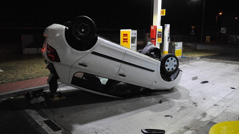 Dachował na stacji paliw. Był pijany i bez uprawnień