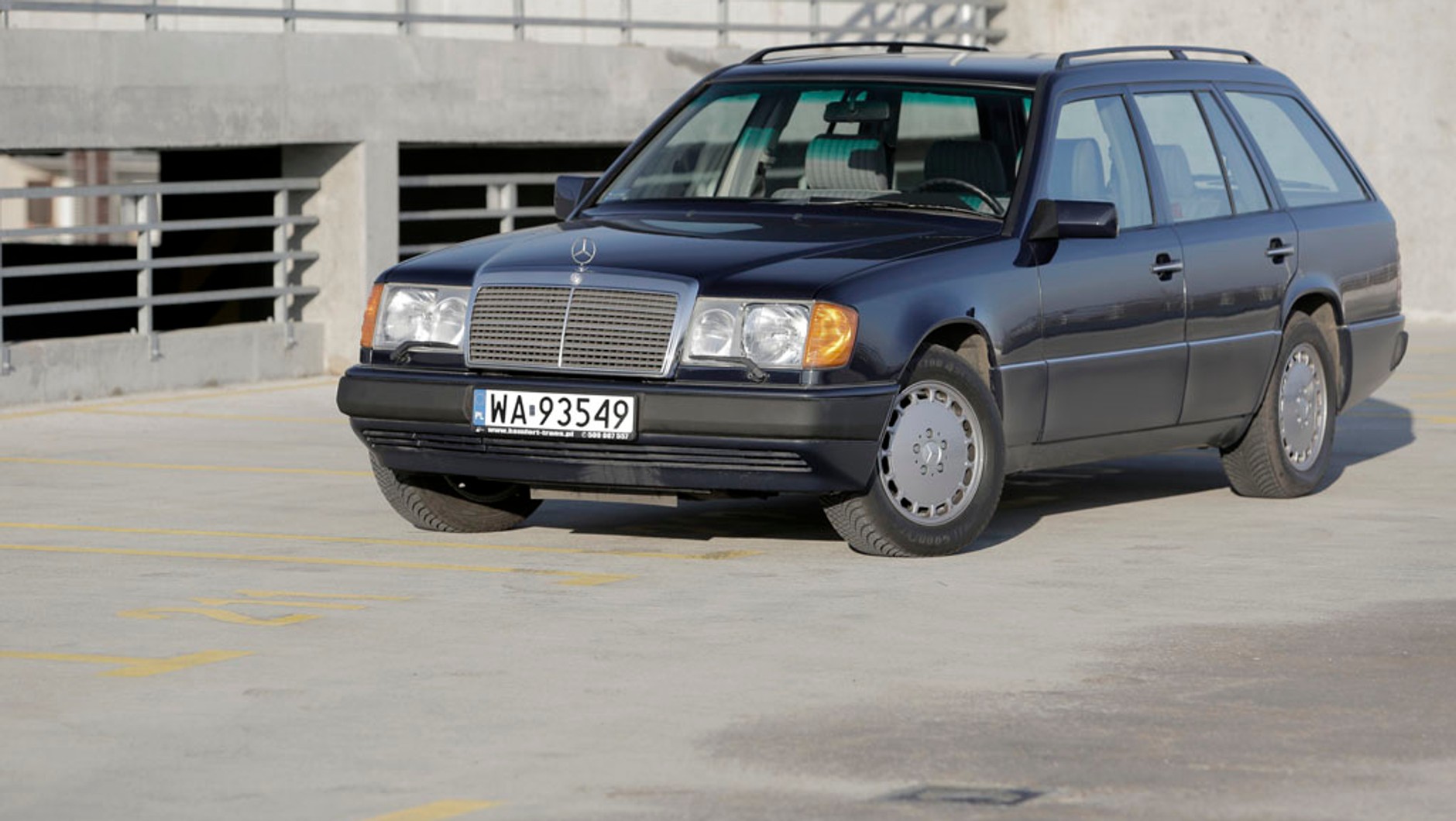 Egzemplarz z 1991 roku z największym 
i najmocniejszym w ofercie W124 3-litrowym turbodieslem. Na pokładzie: automatyczna klimatyzacja, tempomat oraz automatyczna 100-proc. blokada mechanizmu różnicowego – ASD.