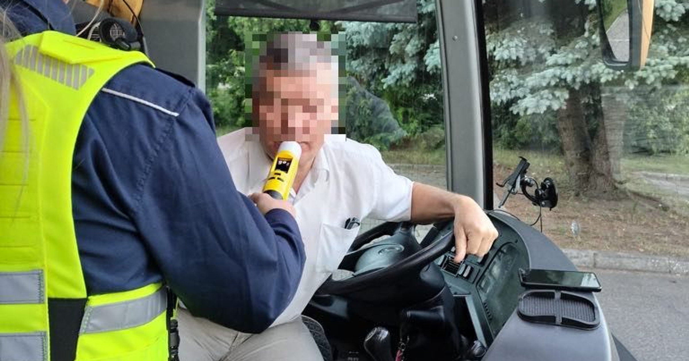 Obraz pochodzący z serwisu https://suwalki.policja.gov.pl/po3/informacje/aktualnosci/96250,Bezpieczna-wycieczka-zglos-kontrole-autokaru.html