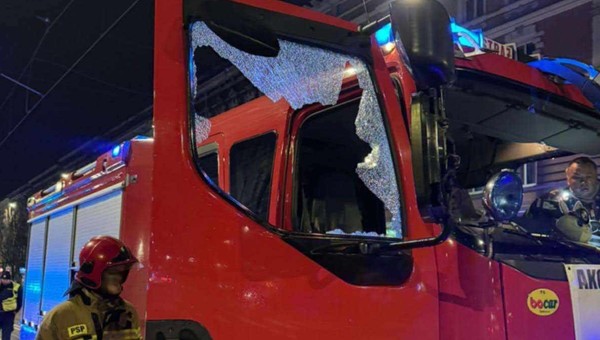 Rzucił butelką w wóz jadący na sygnale. Strażacy uniknęli tragedii