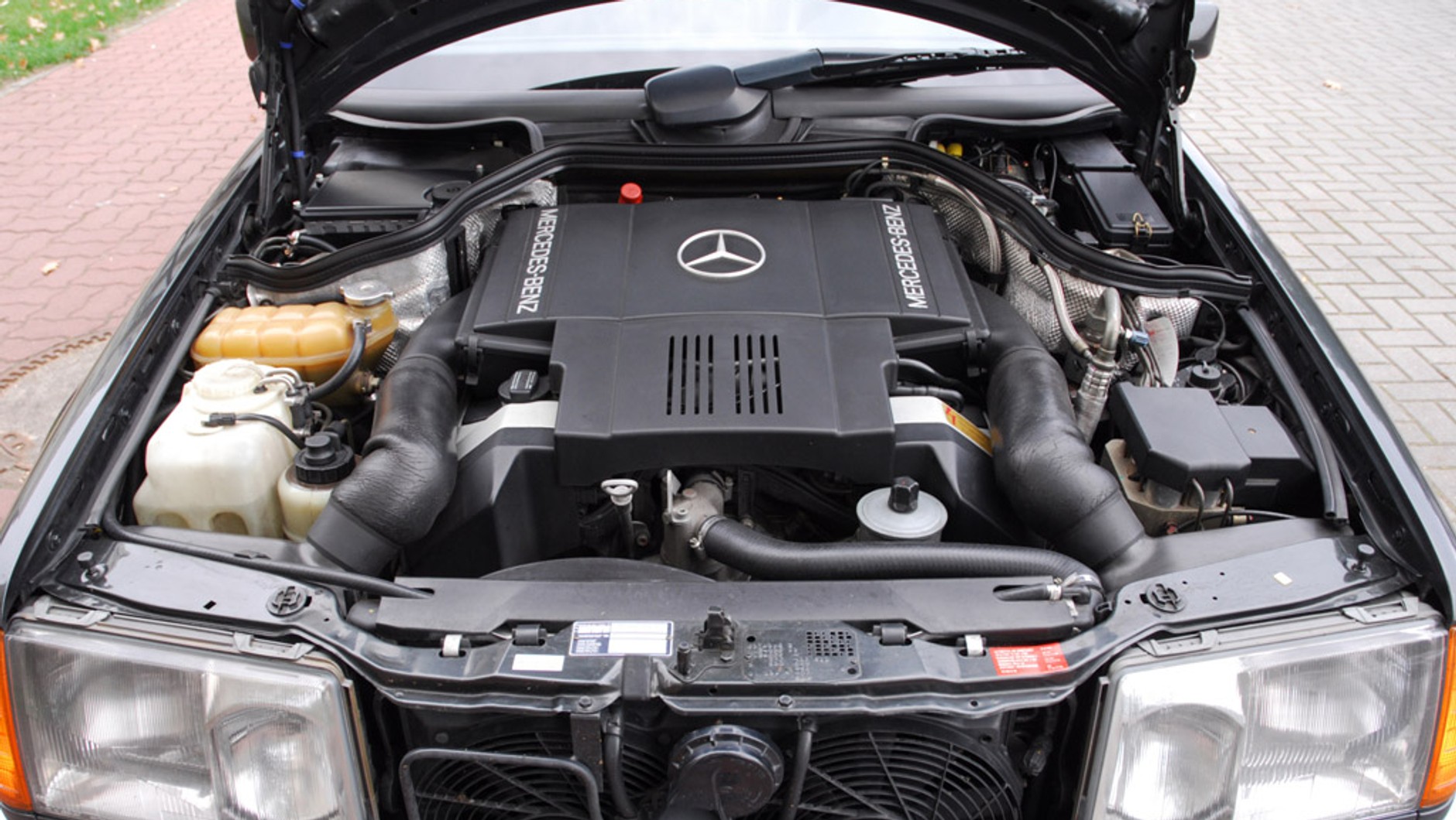 Mercedes 500E: pod maską silnik ten sam, co w SL500 i w Mercedesach klasy S (W140).